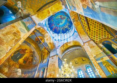 KIEV, UKRAINE - 18 MAI 2021 : le dôme principal de l'église Saint-Cyril est décoré de fresque représentant l'Ascension de Jésus-Christ et abside avec fresque de VI Banque D'Images