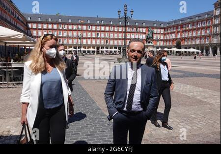 Madrid, Espagne. 05e juillet 2021. Le ministre fédéral des Affaires étrangères Heiko Maas (SPD) traverse la Plaza Mayor, une place centrale au centre de la capitale espagnole. Maas ne considère pas la situation de Corona en Espagne comme une source de préoccupation à l'heure actuelle, malgré la hausse des taux d'infection. Credit: Michael Fischer/dpa/Alay Live News Banque D'Images