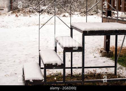 Le mouvement d'une chute de neige légère peut être vu comme la neige s'accumule sur les marches en bois de cette maison rurale du Missouri. Effet bokeh. Banque D'Images