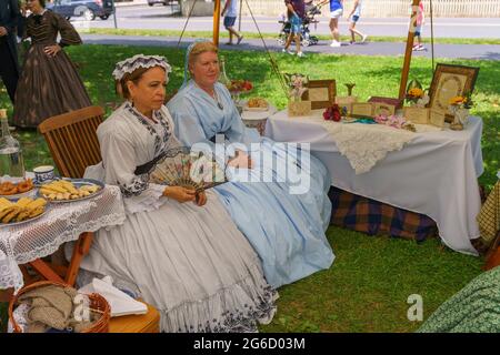 Gettysburg, PA, Etats-Unis - 4 juillet 2021: Une femme réenacteur en robe d'époque à l'événement rencontrez les généraux à Gettysburg pendant les vacances du 4 juillet. Banque D'Images