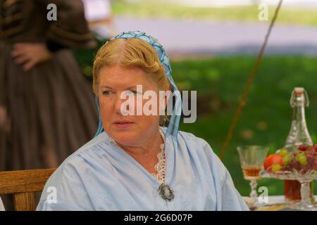 Gettysburg, PA, Etats-Unis - 4 juillet 2021: Une femme réenacteur en robe d'époque à l'événement rencontrez les généraux à Gettysburg pendant les vacances du 4 juillet. Banque D'Images