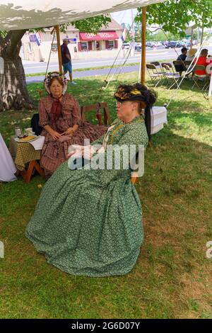 Gettysburg, PA, Etats-Unis - 4 juillet 2021: Une femme réenacteur en robe d'époque à l'événement rencontrez les généraux à Gettysburg pendant les vacances du 4 juillet. Banque D'Images