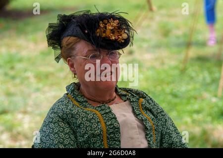 Gettysburg, PA, Etats-Unis - 4 juillet 2021: Une femme réenacteur en robe d'époque à l'événement rencontrez les généraux à Gettysburg pendant les vacances du 4 juillet. Banque D'Images