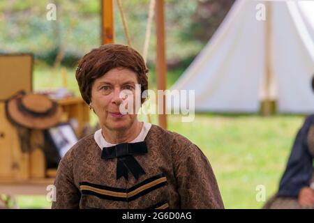 Gettysburg, PA, Etats-Unis - 4 juillet 2021: Une femme réenacteur en robe d'époque à l'événement rencontrez les généraux à Gettysburg pendant les vacances du 4 juillet. Banque D'Images