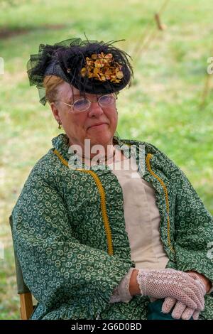 Gettysburg, PA, Etats-Unis - 4 juillet 2021: Une femme réenacteur en robe d'époque à l'événement rencontrez les généraux à Gettysburg pendant les vacances du 4 juillet. Banque D'Images