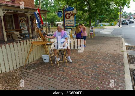 Gettysburg, PA, USA - 4 juillet 2021 : un artiste travaille sur le trottoir à Gettysburg pendant les vacances du 4 juillet. Banque D'Images