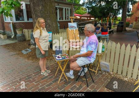 Gettysburg, PA, USA - 4 juillet 2021 : un artiste travaille sur le trottoir à Gettysburg pendant les vacances du 4 juillet. Banque D'Images