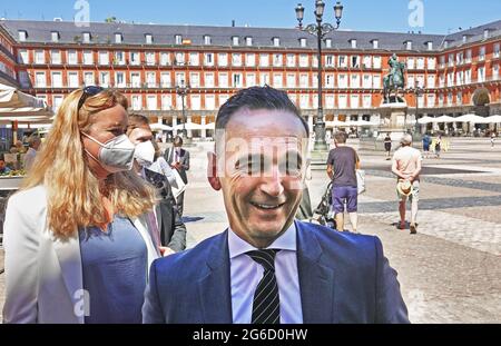 Madrid, Espagne. 05e juillet 2021. Le ministre fédéral des Affaires étrangères Heiko Maas (SPD) traverse la Plaza Mayor, une place centrale au centre de la capitale espagnole. Maas ne considère pas la situation de Corona en Espagne comme une source de préoccupation à l'heure actuelle, malgré la hausse des taux d'infection. (Meilleure qualité possible). Credit: Michael Fischer/dpa/Alay Live News Banque D'Images