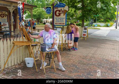 Gettysburg, PA, USA - 4 juillet 2021 : un artiste travaille sur le trottoir à Gettysburg pendant les vacances du 4 juillet. Banque D'Images