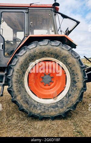 Tracteur moderne placé sur le terrain agricole en zone montagneuse en été Banque D'Images
