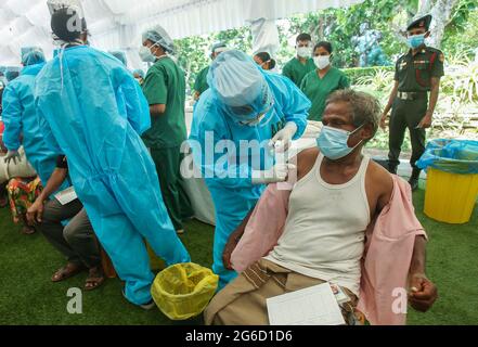 Colombo, Sri Lanka. 5 juillet 2021. Le corps médical de l'armée sri-lankaise administre la première dose du vaccin sinopharm chinois à l'homme pendant le centre de vaccination de l'hôpital militaire de Colombo le 5 juillet 2021. Credit: Pradeep Dambarage/ZUMA Wire/Alay Live News Banque D'Images