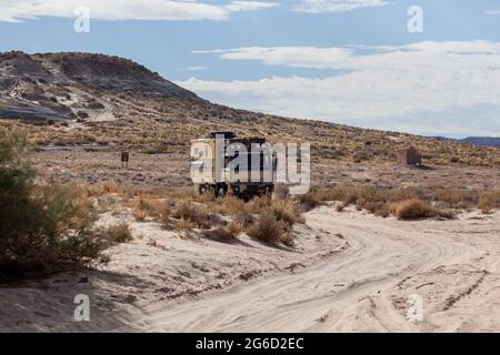 Lake Powell, Utah, États-Unis - 31 octobre 2014 : un véhicule de camping hors route extrême conduit sur un sentier de sable près de la rive du lac Powell, dans la Grand St de l'Utah Banque D'Images