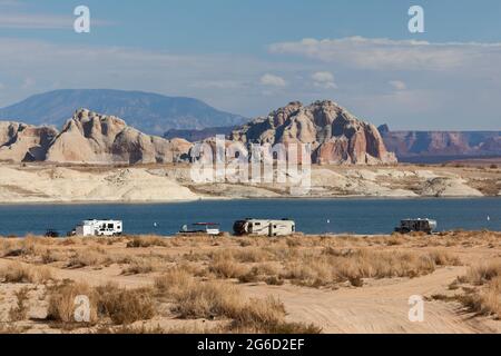 Lake Powell, Utah, États-Unis - 31 octobre 2014 : campeurs secs érigeant le long de la rive du lac Powell dans le monument national Grand Staircase Escalante de l'Utah. Banque D'Images