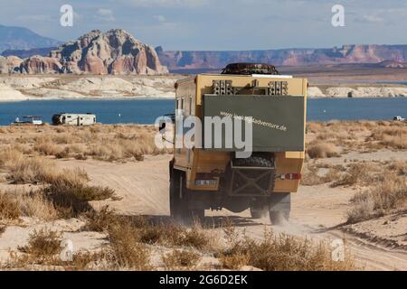 Lake Powell, Utah, États-Unis - 31 octobre 2014 : un véhicule de camping hors route extrême conduit sur un sentier de sable près de la rive du lac Powell, dans la Grand St de l'Utah Banque D'Images