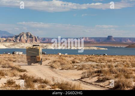 Lake Powell, Utah, États-Unis - 31 octobre 2014 : un véhicule de camping hors route extrême conduit sur un sentier de sable près de la rive du lac Powell, dans la Grand St de l'Utah Banque D'Images