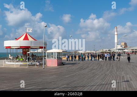 Touristes autour de "le premier carrousel hébraïque" à Namal tel Aviv - quartier commercial et de divertissement dans le port de tel Aviv. Israël Banque D'Images