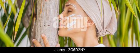 BANNER, LONG FORMAT Kundalini yoga femme en vêtements blancs et le turban pratique le yoga kundalini sur le fond de la mer, les montagnes et le coucher du soleil Banque D'Images