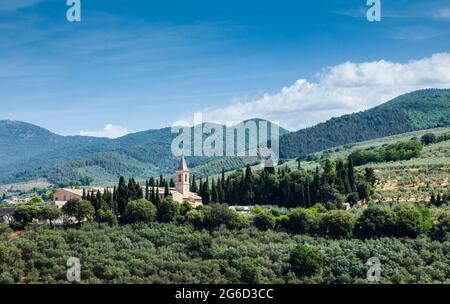 Vue au nord de Trevi avec vue sur la colline avec le Convento San Martino situé en haut. Les Apennines au loin, juin 2021 Banque D'Images