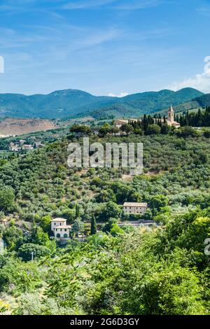 Vue au nord de Trevi avec vue sur la colline avec le Convento San Martino situé en haut. Les Apennines au loin, juin 2021 Banque D'Images