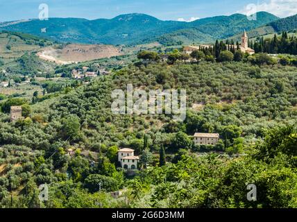 Vue au nord de Trevi avec vue sur la colline avec le Convento San Martino situé en haut. Les Apennines au loin, juin 2021 Banque D'Images