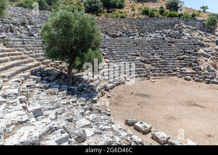 Les ruines du théâtre dans l'ancienne ville de Kaunos, Dalyan, Muğla, Turquie. Banque D'Images