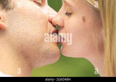 Oldenburg, Allemagne. 03ème juillet 2021. ILLUSTRATION - UNE femme et un homme embrassant (scène posée). Credit: Mohssen Assanimoghaddam/dpa/Alay Live News Banque D'Images