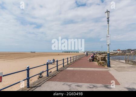 L'image est de la promenade du bord de mer à la ville côtière du Lancashire de St Annes on Sea, un proche voisin de Blackpool Banque D'Images