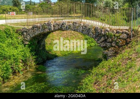 Le pont de Zingara traverse le Volturno et relie les deux sites archéologiques de San Vincenzo al Volturo. Rocchetta al Volturno, province d'Isernia Banque D'Images