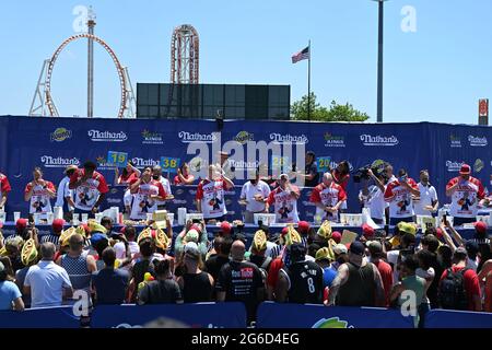 Joey Chestnut et ses concurrents au célèbre concours international de nourriture pour hot dogs du 4 juillet de Nathan à New York. 4 juillet 2021 Banque D'Images