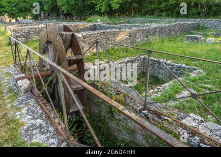 Ruines archéologiques de la ville romaine d'Altilia Sepino. Moulin à eau (hydromula). Parc archéologique de Sepino, province d'Isernia, Molise, Italie, Europe Banque D'Images