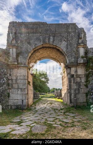 Ruines de la majestueuse Porta Bojano et du decumanus maximum dans l'ancienne ville d'Altilia, aujourd'hui Sepino. Parc archéologique de Sepino. Molise Banque D'Images