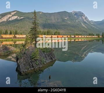 Train de marchandises et grande île aux rochers dans le parc national Yoho, près de la ville de Field, en Colombie-Britannique Banque D'Images