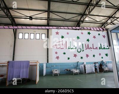 Kairouan, Tunisie. 1er janvier 2000. Vue de l'intérieur de l'unité de soins intensifs de l'hôpital Ibn Jarrah où les patients COVID-19 reçoivent un traitement.la Tunisie a placé la capitale Tunis et la ville de Bizerte dans le nord du pays sous confinement partiel à partir de juillet 14 afin de limiter les cas et les décès quotidiens de coronavirus. Crédit : SOPA Images Limited/Alamy Live News Banque D'Images