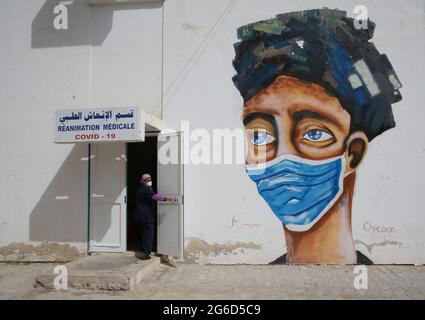 Kairouan, Tunisie. 1er janvier 2000. Une vue générale de l'unité de soins intensifs de l'hôpital Ibn Jarrah où les patients COVID-19 reçoivent un traitement.la Tunisie a placé la capitale Tunis et la ville de Bizerte dans le nord du pays sous un verrouillage partiel à partir de juillet 14 afin de limiter les cas et les décès quotidiens de coronavirus. Crédit : SOPA Images Limited/Alamy Live News Banque D'Images