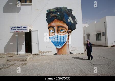 Kairouan, Tunisie. 1er janvier 2000. Une vue générale de l'unité de soins intensifs de l'hôpital Ibn Jarrah où les patients COVID-19 reçoivent un traitement.la Tunisie a placé la capitale Tunis et la ville de Bizerte dans le nord du pays sous un verrouillage partiel jusqu'en juillet 14 afin de limiter les cas et les décès quotidiens de coronavirus. Crédit : SOPA Images Limited/Alamy Live News Banque D'Images