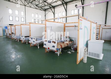 Kairouan, Tunisie. 1er janvier 2000. Vue de l'intérieur de l'unité de soins intensifs de l'hôpital Ibn Jarrah où les patients COVID-19 reçoivent un traitement.la Tunisie a placé la capitale Tunis et la ville de Bizerte dans le nord du pays sous confinement partiel à partir de juillet 14 afin de limiter les cas et les décès quotidiens de coronavirus. Crédit : SOPA Images Limited/Alamy Live News Banque D'Images