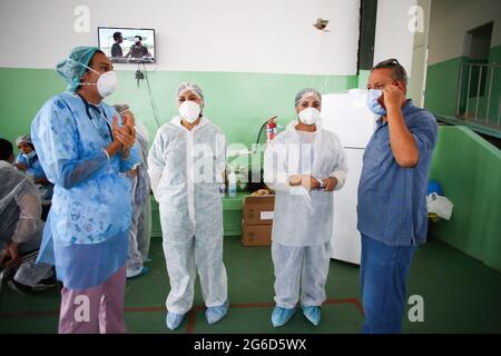 Kairouan, Tunisie. 1er janvier 2000. Le personnel médical vu dans un gymnase transformé en unité de soins intensifs pour faire face à une augmentation des nouveaux cas de COVID-19 dans la ville de Kairouan.la Tunisie a placé la capitale Tunis et la ville nord de Bizerte sous un verrouillage partiel depuis juillet 14 dans une tentative de brider dans les dossiers cas quotidiens de coronavirus et décès. Crédit : Jdidi Wassim/SOPA Images/ZUMA Wire/Alay Live News Banque D'Images