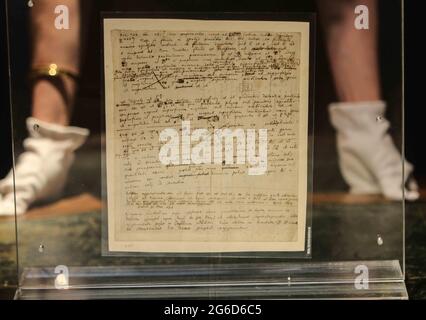 Londres UK 05 juillet 2021 (Embargoed untill10.30 ) Christies Classic week œuvres d'art de l'Antiquité au XXe siècle. Philoshiae naturalis d'Isaac Newton principia mathematica (estimation £600,000-900,000) Paul Quezada-Neiman/Alamy Live News Banque D'Images