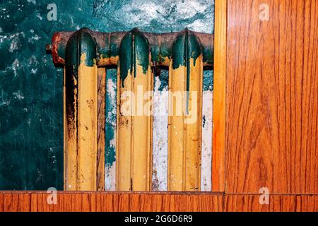 Radiateur en fonte pour le chauffage des pièces . Ancien système de chauffage Banque D'Images