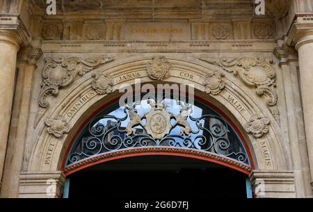 Arche élaborée au-dessus de l'entrée de l'hôtel de ville dans le centre-ville historique de Pampelune Navarra Espagne Banque D'Images