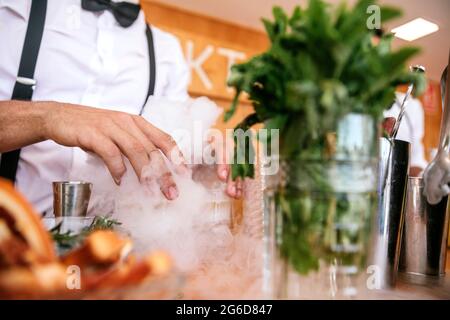 Lors des fêtes, placez un serveur non reconnaissable en uniforme servant des boissons alcoolisées sur la table Banque D'Images