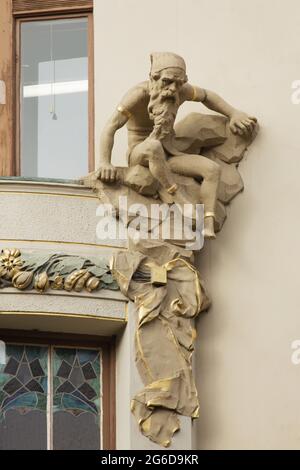 Statue Art nouveau d'un nain placé sur le bâtiment de la compagnie d'assurance Prague (pojišťovna Praha) dans l'avenue Národní dans Staré Město (vieille ville) à Prague, République Tchèque. Le bâtiment conçu par l'architecte tchèque Osvald Polívka a été construit de 1906 à 1907. Banque D'Images
