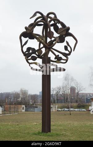 Sculpture du sculpteur tchécoslovaque Zdeněk Němeček intitulée 'Olympic Lime Tree' (1966) exposée à côté de l'ancien studio de Zdeněk Němeček (Sochařský ateliér Zdeňka Němečka) sur l'île de Libeňský à Prague (République tchèque). La sculpture a été créée à partir des ancres pêchées par le bras aveugle voisin de la rivière Vltava. Banque D'Images