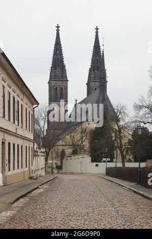 Basilique Saint-Pierre et Saint-Paul (Bazilika svateho Petra a Pavla) à Vyšehrad à Prague, République Tchèque. La basilique conçue par les architectes tchèques Josef Mocker et František Mikš dans un style de renaissance gothique a été construite entre 1885 et 1902. Banque D'Images