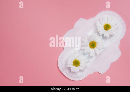 Coussin hygiénique floral propre, concept d'hygiène, produits pour femmes, tapis menstruels. Banque D'Images