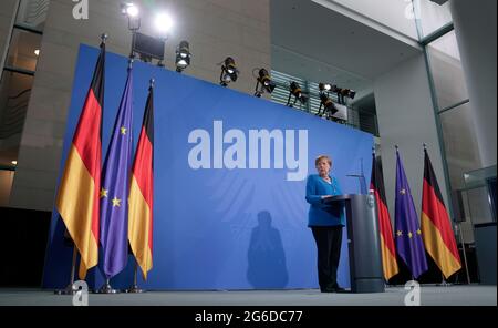 Berlin, Allemagne. 05e juillet 2021. La chancelière allemande Angela Merkel (CDU) prend la parole après le huitième sommet des Balkans occidentaux dans le cadre du processus de Berlin. Merkel a fait une évaluation mixte de l'évolution de la situation dans les pays des Balkans occidentaux et de leur processus de rapprochement avec l'Union européenne. Crédit : Michael Sohn/POOL AP/dpa/Alay Live News Banque D'Images