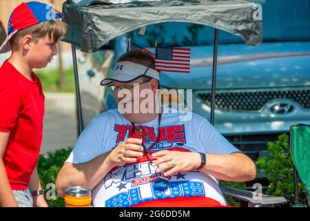 Upper Southampton, États-Unis. 05e juillet 2021. Mark Burstein, de Warminster, profite de la parade du 4 juillet à Southampton, le lundi 05 juillet 2021, à second Street Pike, dans Southampton, en Pennsylvanie. Des centaines de personnes ont assisté à la 4e célébration du canton après une absence l'an dernier en raison de la pandémie mondiale. Crédit : William Thomas Cain/Alay Live News Banque D'Images