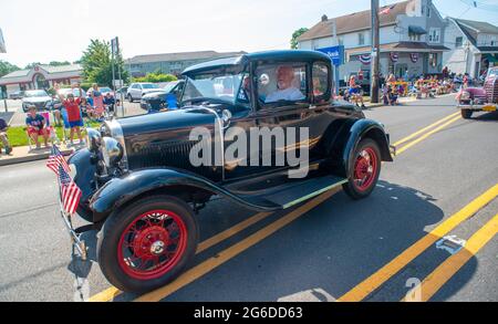 Upper Southampton, États-Unis. 05e juillet 2021. Une voiture classique passe devant la foule lors de la parade du 4 juillet dans la partie supérieure de Southampton, le lundi 05 juillet 2021, à second Street Pike, dans la partie supérieure de Southampton, en Pennsylvanie. Des centaines de personnes ont assisté à la 4e célébration du canton après une absence l'an dernier en raison de la pandémie mondiale. Crédit : William Thomas Cain/Alay Live News Banque D'Images