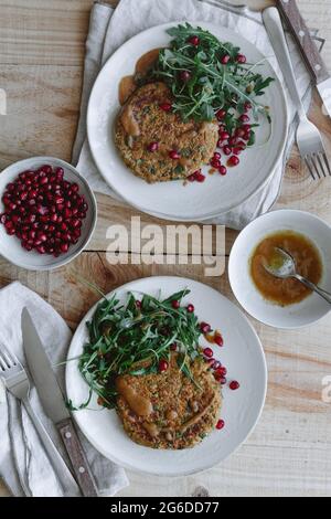 Des hamburgers végétaliens délicieux sur une table en bois Banque D'Images