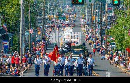 Upper Southampton, États-Unis. 05e juillet 2021. De grandes foules observent les participants qui défilent devant eux lors de la parade du 4 juillet dans la partie supérieure de Southampton, le lundi 05 juillet 2021, à second Street Pike, dans la partie supérieure de Southampton, en Pennsylvanie. Des centaines de personnes ont assisté à la 4e célébration du canton après une absence l'an dernier en raison de la pandémie mondiale. Crédit : William Thomas Cain/Alay Live News Banque D'Images